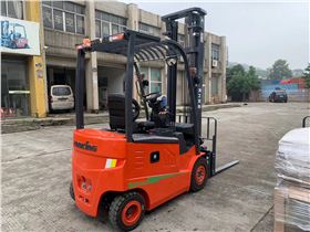 南京龍工電動叉車