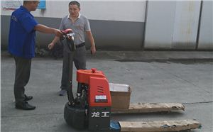 為什么他會(huì)一次性采購十臺龍工電動(dòng)搬運(yùn)車呢？