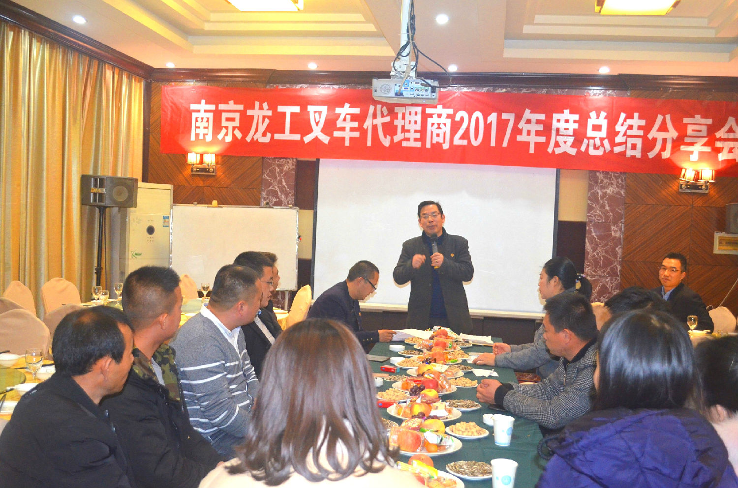 圖為董事長(zhǎng)周斌發(fā)言