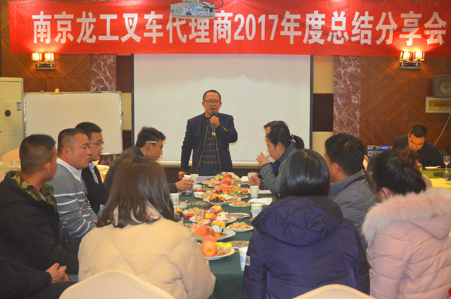 圖為銷售經(jīng)理嵇書雄分享