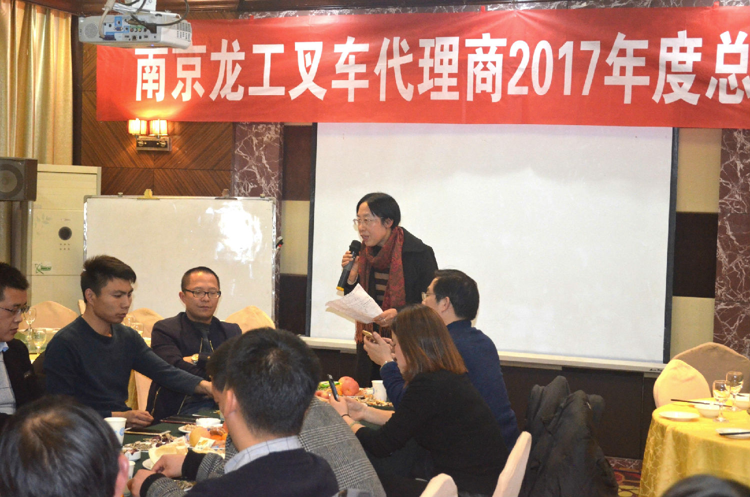 圖為董事長(zhǎng)戴維發(fā)言