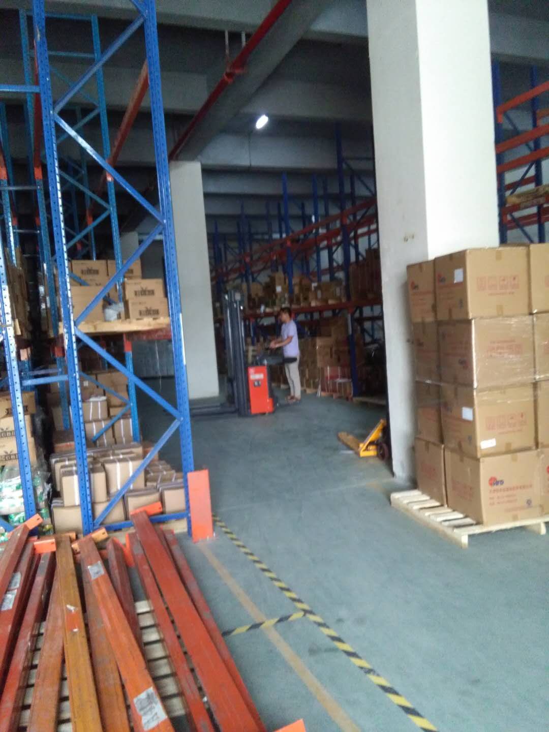 電動堆高機(jī)