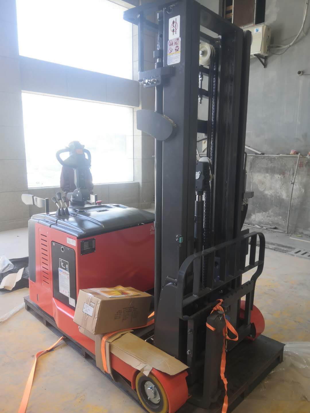 龍工電動前移式叉車