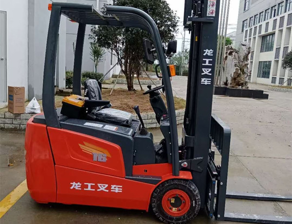 龍工三支點電動叉車