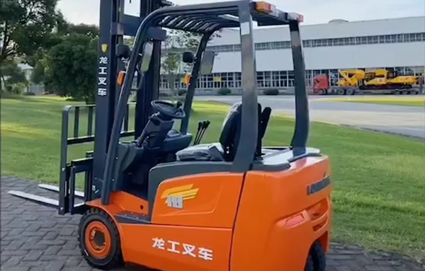 龍工三支點電動叉車