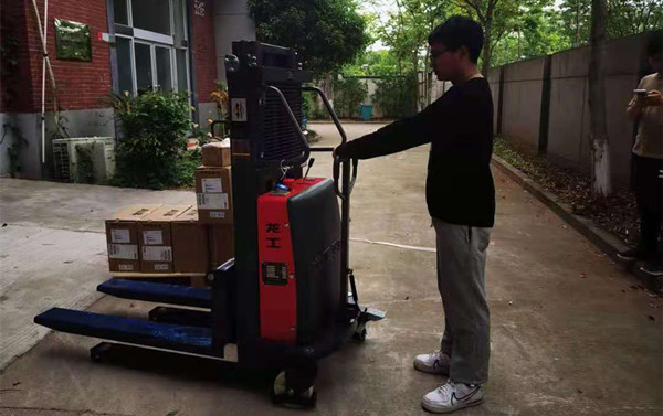 半電動(dòng)堆高車(chē)