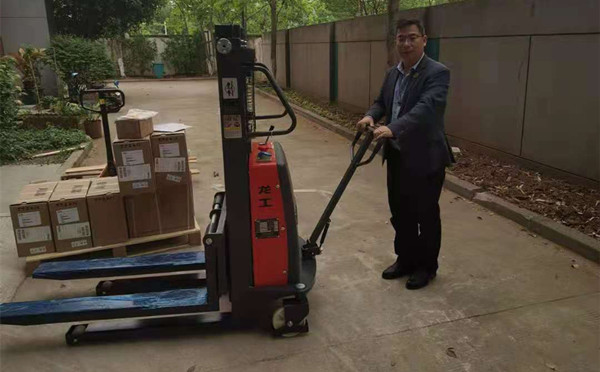 半電動(dòng)堆高車(chē)