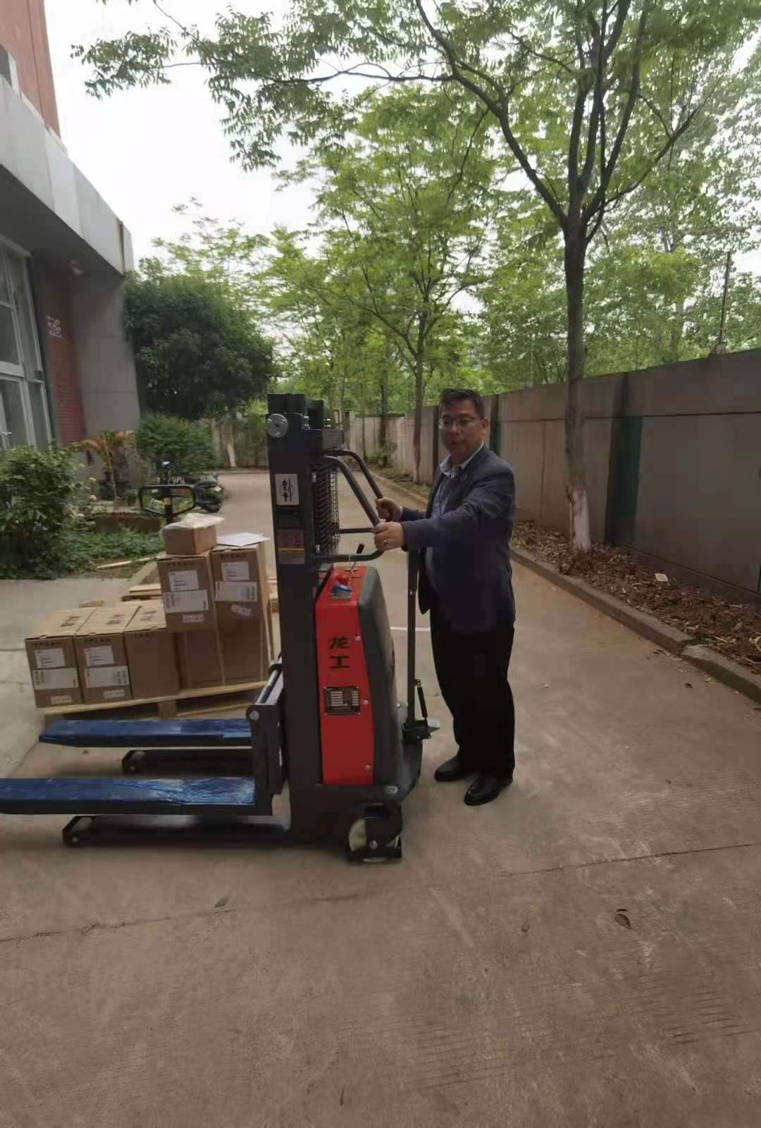 江浦半電動(dòng)堆高車