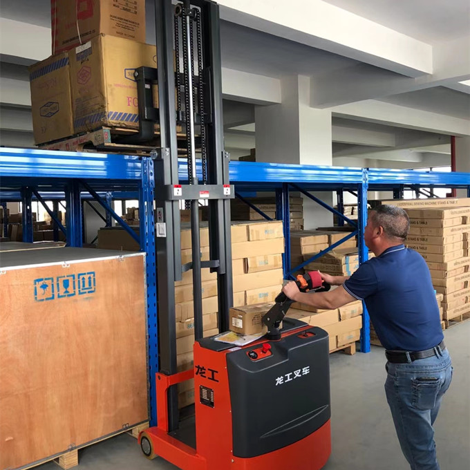 無叉腿電動堆高車