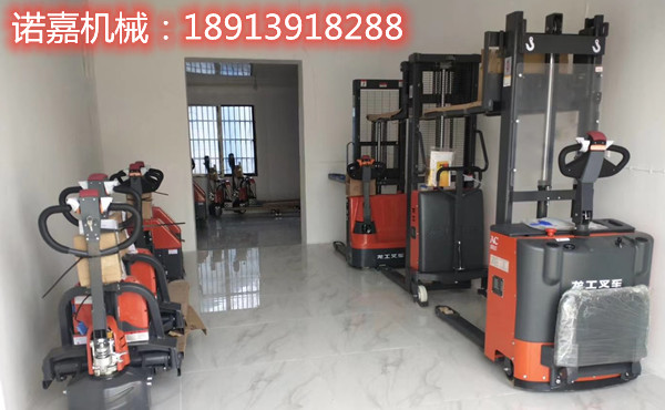 南京六合油料行業客戶一次性采購四臺龍工電動堆高車