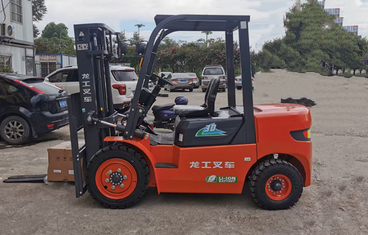 南京江北某電氣設(shè)備公司一次購(gòu)置2臺(tái)龍工油改電叉車