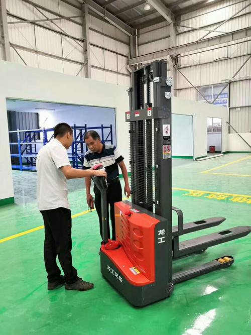 風雨兼程，南京龍工叉車深夜送達電動堆高車