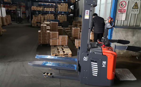 無(wú)錫電動(dòng)堆高車